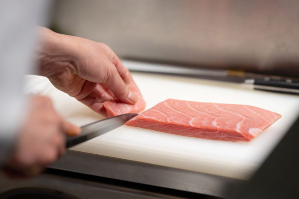 魚の身を傷つけずに骨や内臓を取り除くようにします